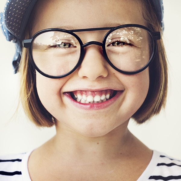 Cute little girl with glasses Lenti da vista - Lenti fotocromatiche e lenti da ufficio